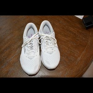 Women’s Brooks Adrenaline GTS 19 running shoes